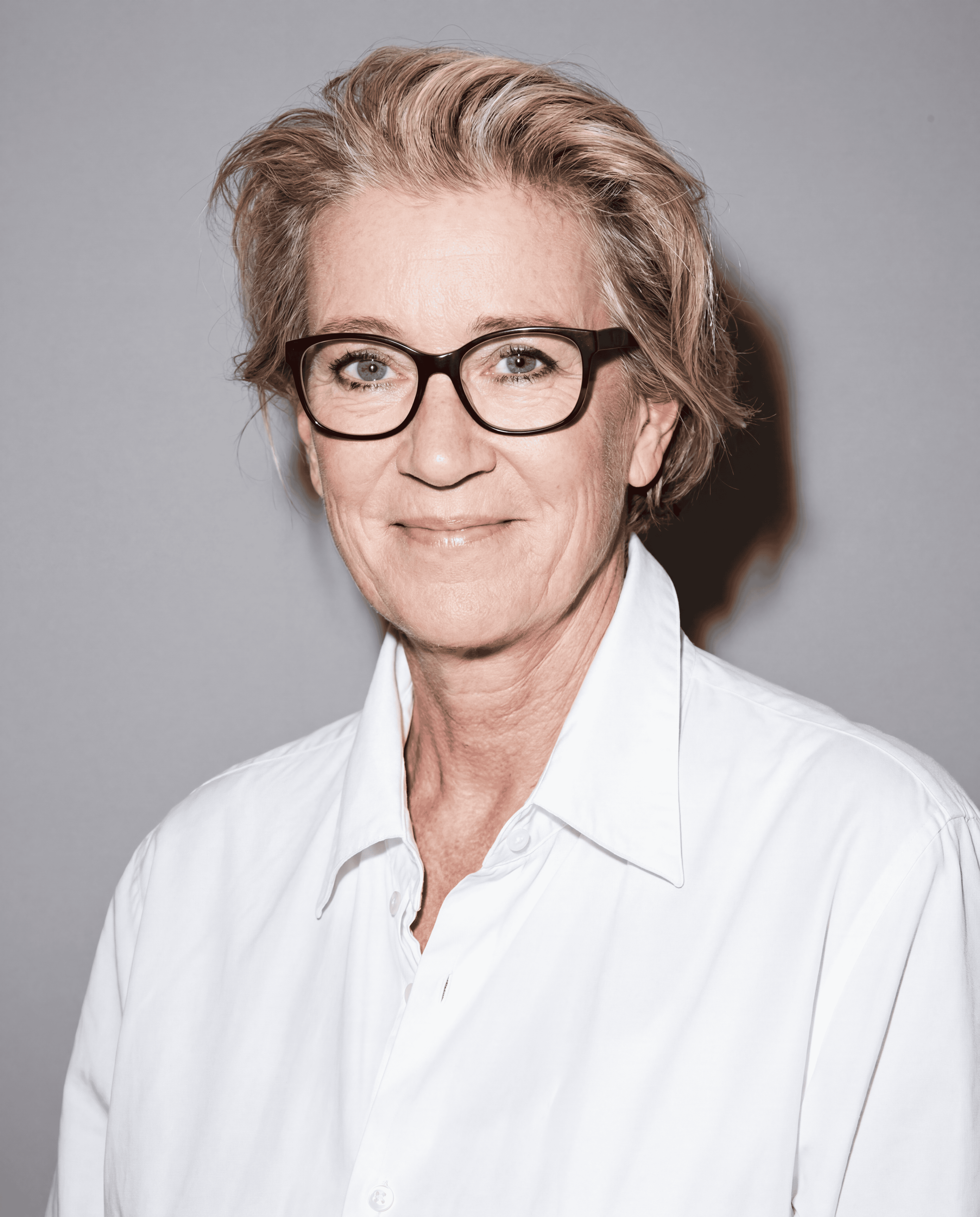 Ärztin mit Brille, professionell und freundlich.